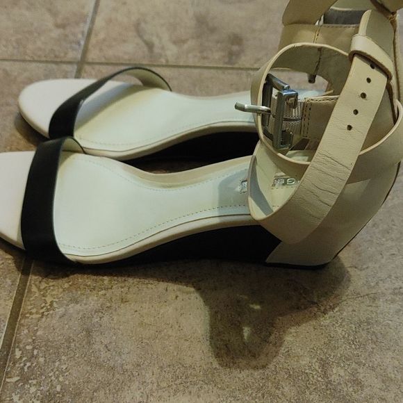 BCBG Vivian Wedges - Picture 4 of 7